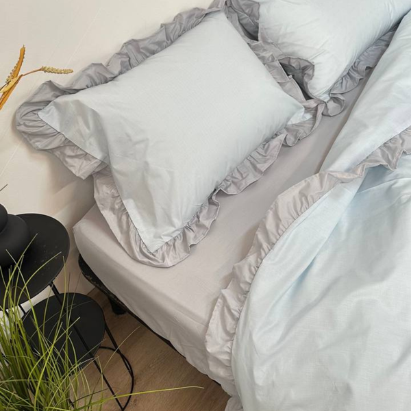 Комплект постільної білизни з рюшами Бязь Lux - «Небесний + світло-сірий» небесний + світло-сірий фото Комплект постільної білизни з рюшами Бязь Lux - «Небесний + світло-сірий» небесний + світло-сірий фото